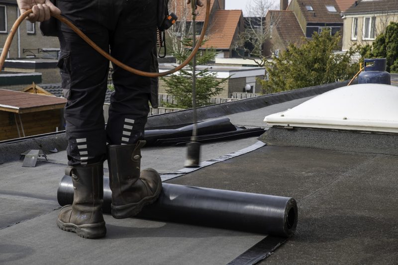 Travaux d'étanchéité sur un toit plat