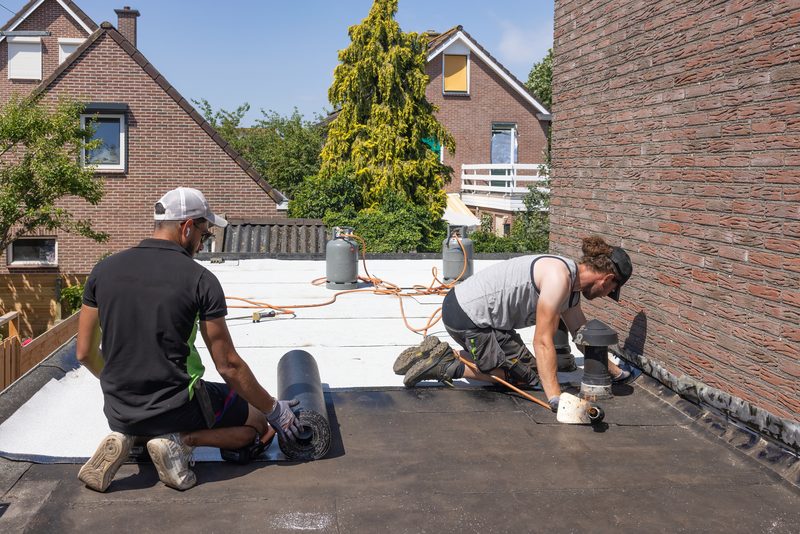 Couvreur sécurisant une toiture en cours d'intervention